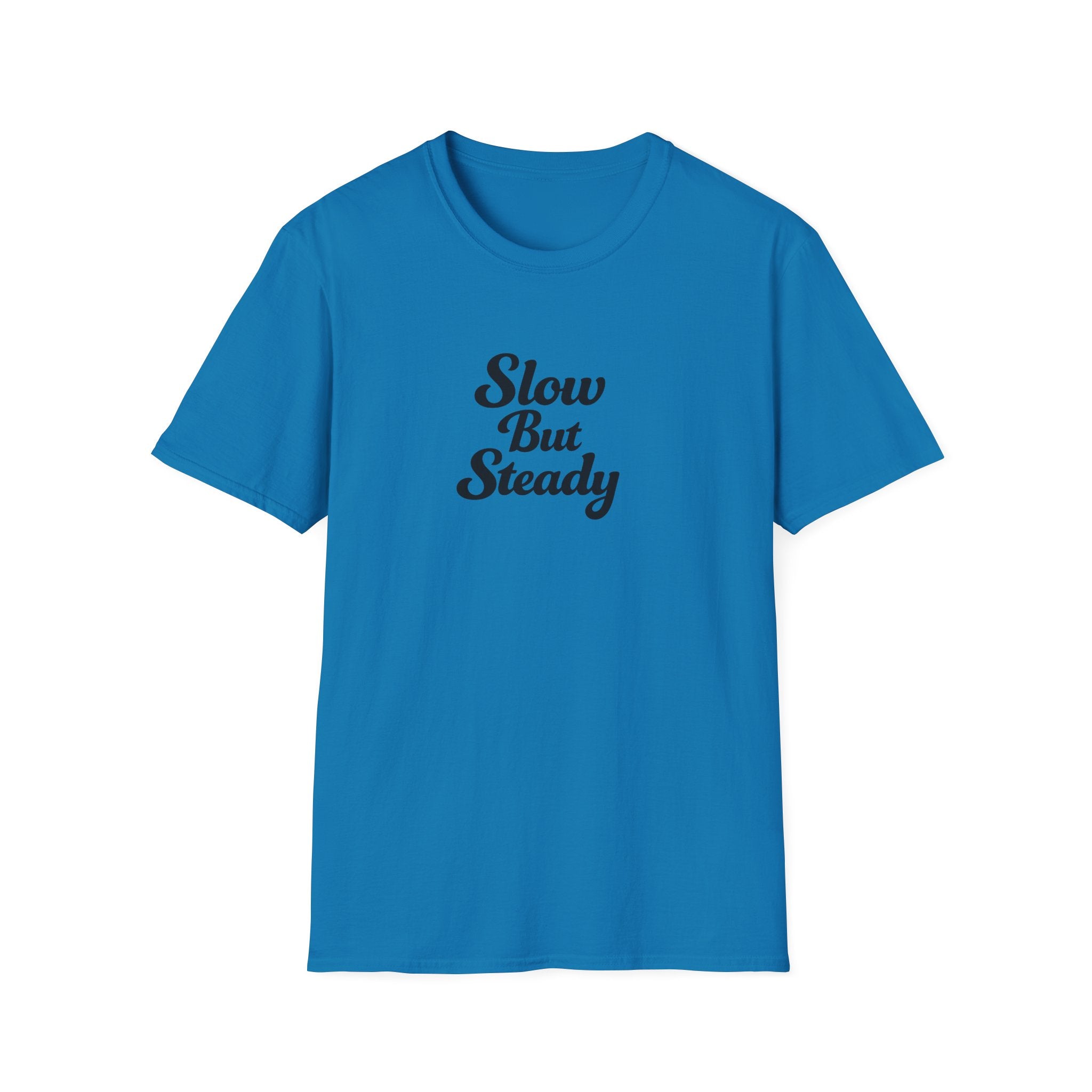 Slow But Steady TShirt Clean Script Typography Shirt Everyday Mindset Graphic Tee 10 Farben 100% Baumwolle