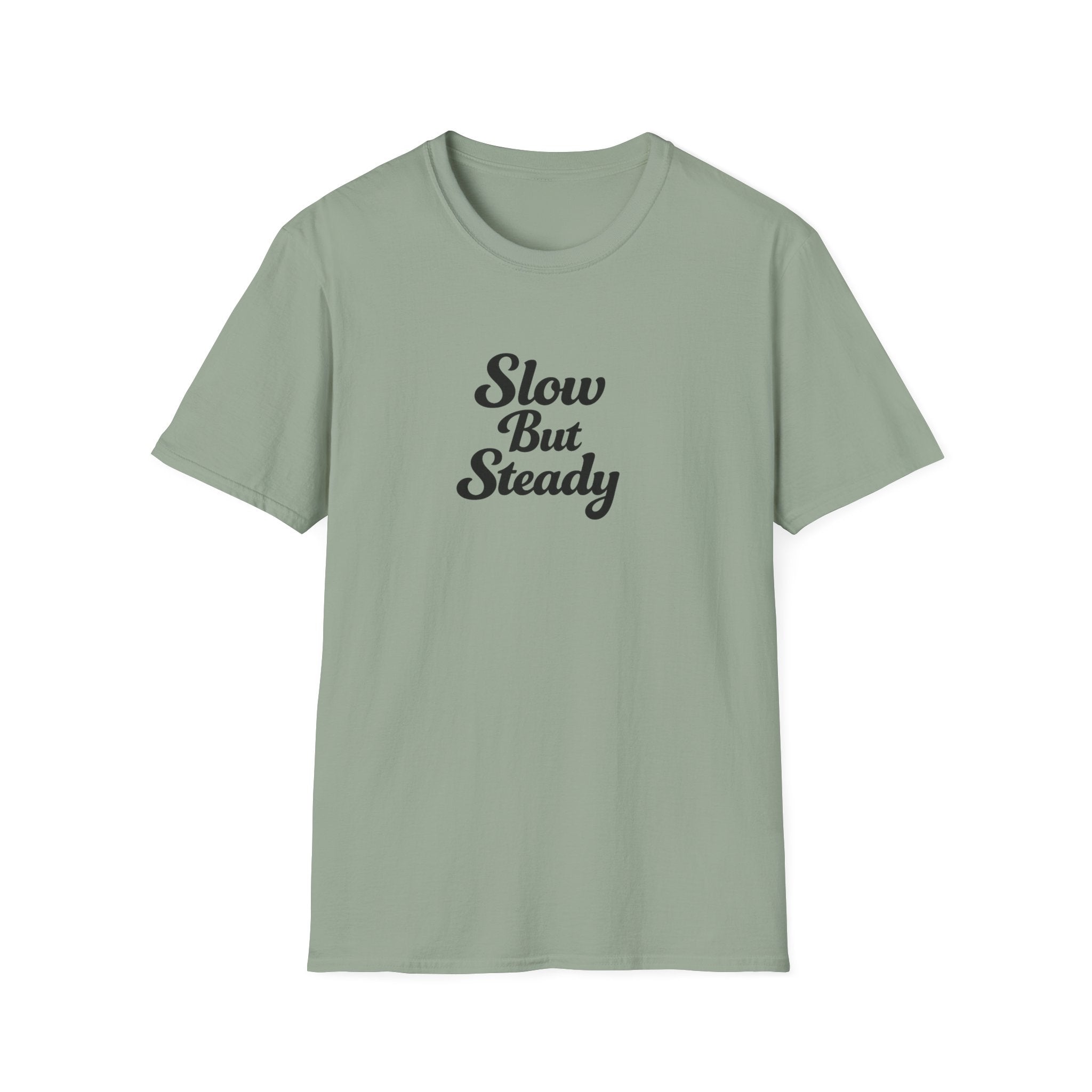 Slow But Steady TShirt Clean Script Typography Shirt Everyday Mindset Graphic Tee 10 Farben 100% Baumwolle