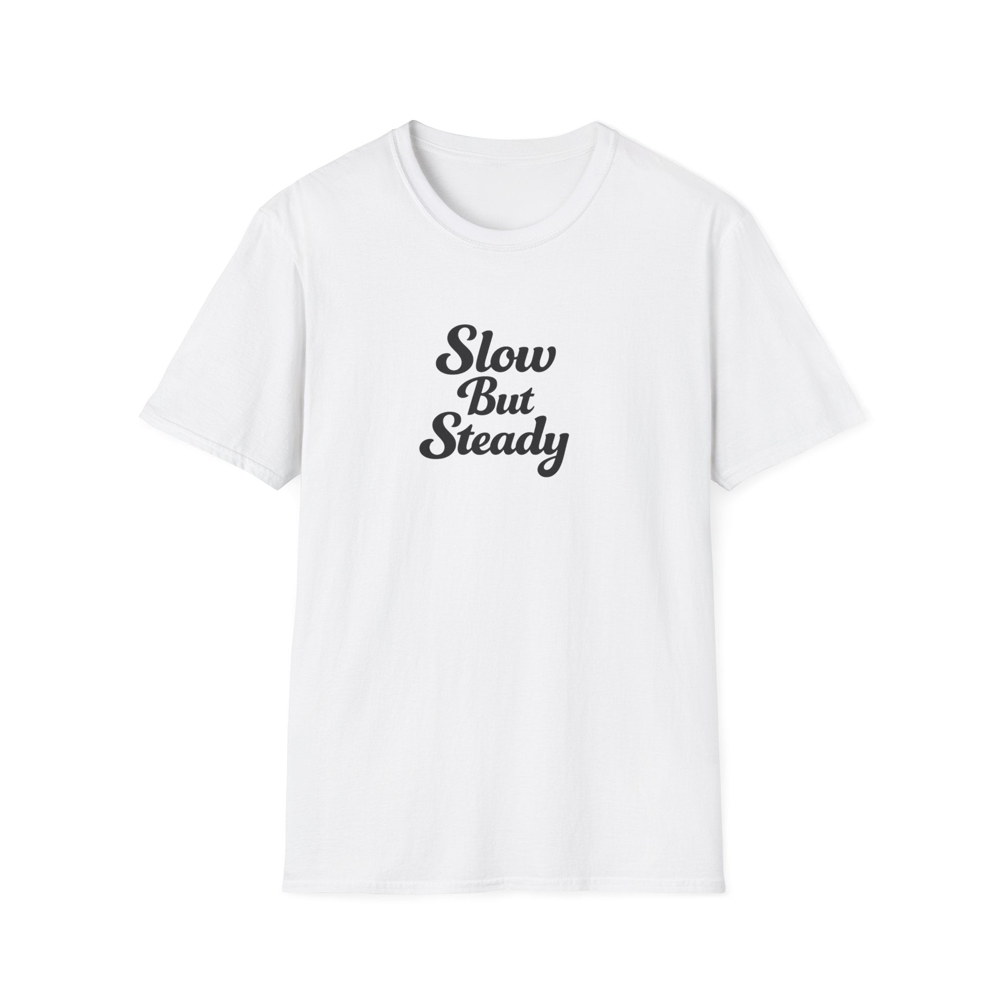 Slow But Steady TShirt Clean Script Typography Shirt Everyday Mindset Graphic Tee 10 Farben 100% Baumwolle